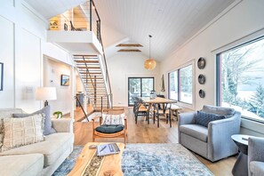 テレビ、暖炉、書庫