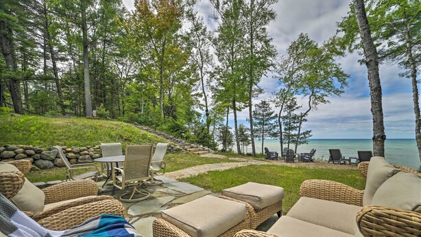 Outdoor dining - Charming Charlevoix Home on Lake Michigan! (Charlevoix)