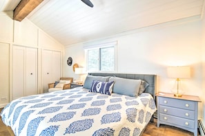 Room - Charming Charlevoix Home on Lake Michigan! (Charlevoix)
