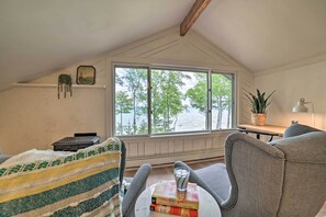 テレビ、暖炉、書庫