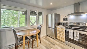 Oven, stovetop, dishwasher, cookware/dishes/utensils - Chic Sugar Mountain Condo, Walk to Ski Lifts! (Banner Elk)