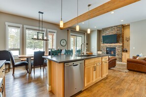 Interior - Convenient Fraser Townhome w/ Hot Tub, Near Hikes! (Fraser)