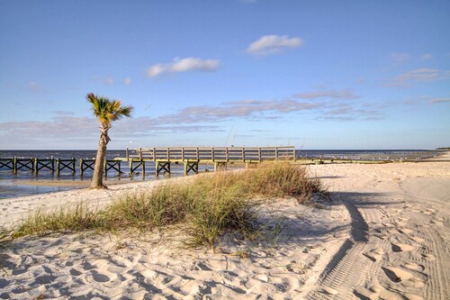 Coastal Long Beach Rental w/ Patio, Walk to Beach!
