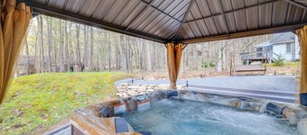 อ่างน้ำร้อนและห้องเกม: บ้าน Big Bass Lake สุดอบอุ่น!