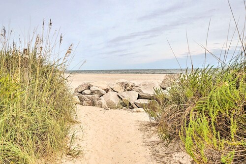 Coastal Condo w/ Pool Access - Steps to Beach