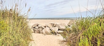 Coastal Condo w/ Pool Access - Steps to Beach