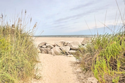 Coastal Condo w/ Pool Access - Steps to Beach