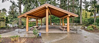Charming Indianola Home: Walk to Town!