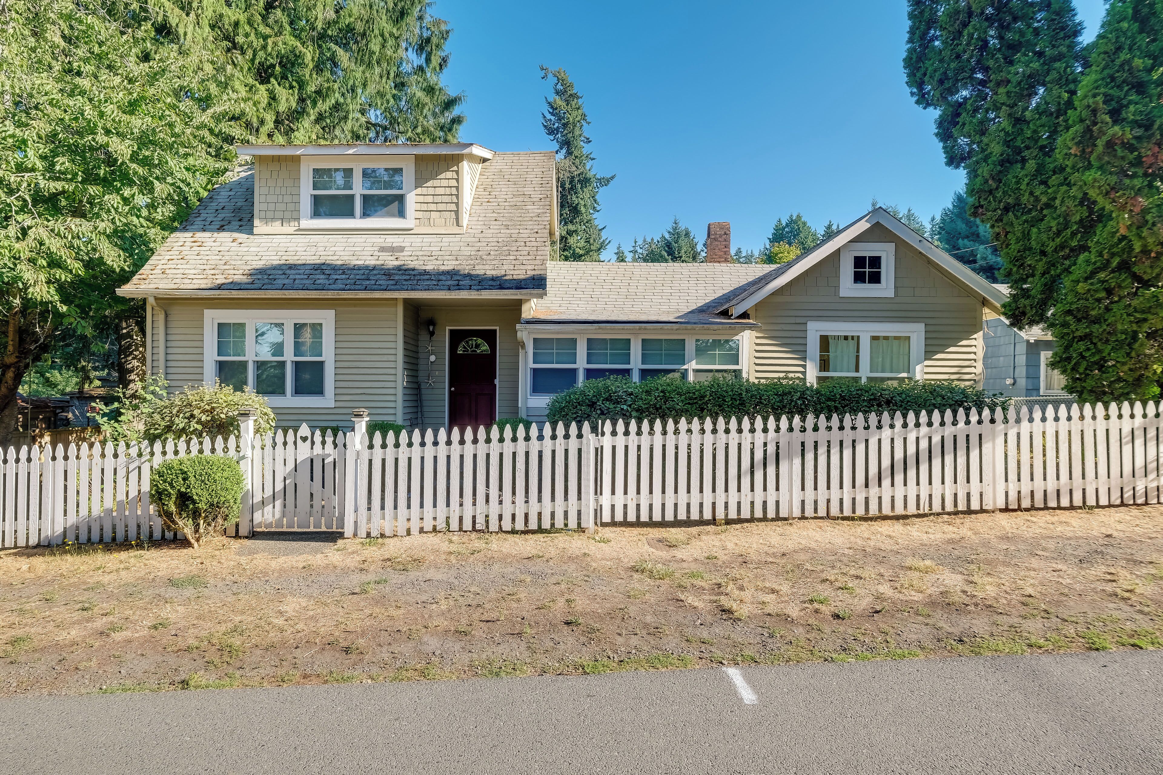 Charming Indianola Home: Walk to Town!