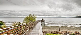 Charming Indianola Home: Walk to Town!