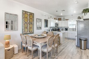 House (3 Bedrooms) | Interior - 1 Min Walk to Beach: A Surfside Beach Favorite! (Freeport)