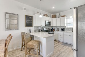 House (3 Bedrooms) | Interior - 1 Min Walk to Beach: A Surfside Beach Favorite! (Freeport)