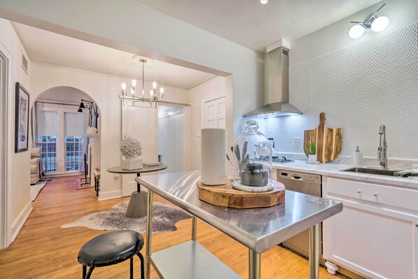 Apartment (1 Bedroom) | Private kitchen | Microwave, dishwasher, blender, cookware/dishes/utensils - Charming Little Rock Condo: Walk to Downtown! (Little Rock)