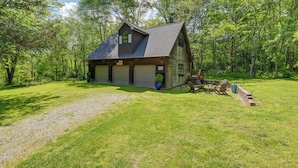 A cabin with a garage, a porch with outdoor seating, and a gravel driveway. - 5 Mi to Dtwn: Serene Couple's Retreat in Franklin! (Franklin)