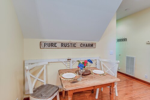 5 Mi to Dtwn: Serene Couple's Retreat in Franklin!