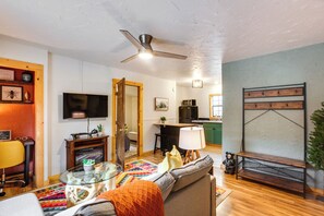 Apartment (1 Bedroom) | Interior - Steps to Main Street! Cozy Red River Getaway (Red River)