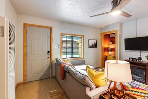 Apartment (1 Bedroom) | Interior - Steps to Main Street! Cozy Red River Getaway (Red River)