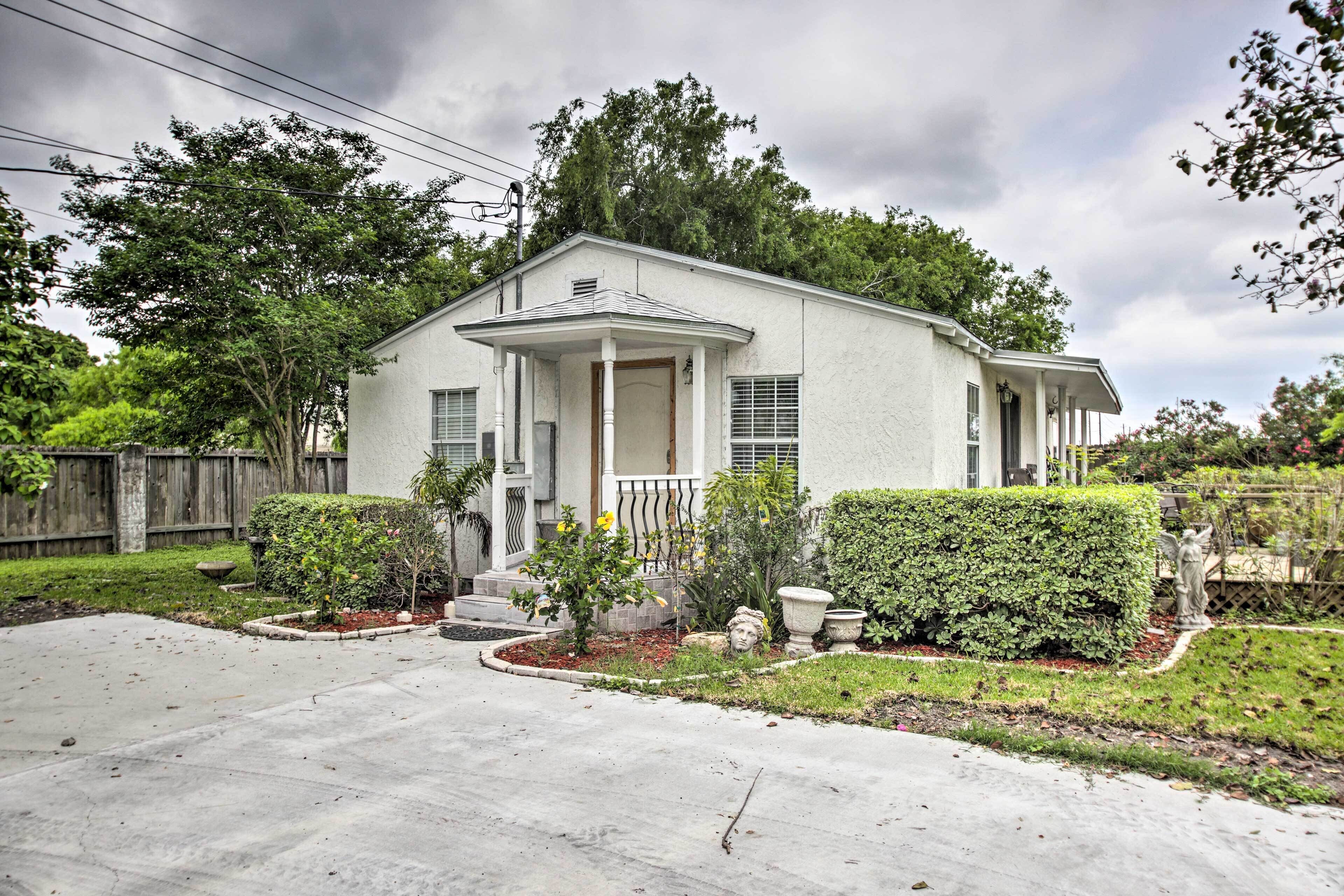 Corpus Christi Cottage w/ Patio - 5 Mi From Beach!