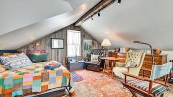 Apartment (0 Bedroom) | Desk, laptop workspace, iron/ironing board, bed sheets