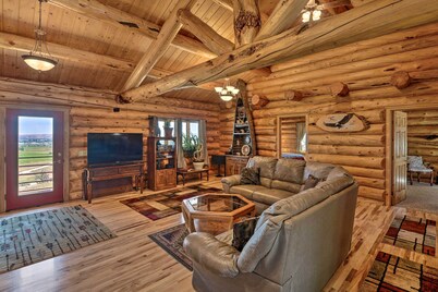 Exquisite Log Home With Lander Valley Views!