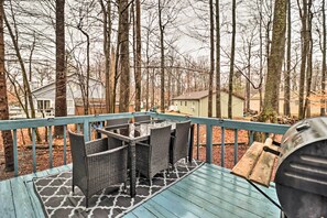 Outdoor dining - Family-friendly Tobyhanna Home w/ Game Room! (Tobyhanna)
