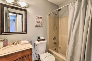 House (3 Bedrooms) | Bathroom - Family-friendly Tobyhanna Home w/ Game Room! (Tobyhanna)