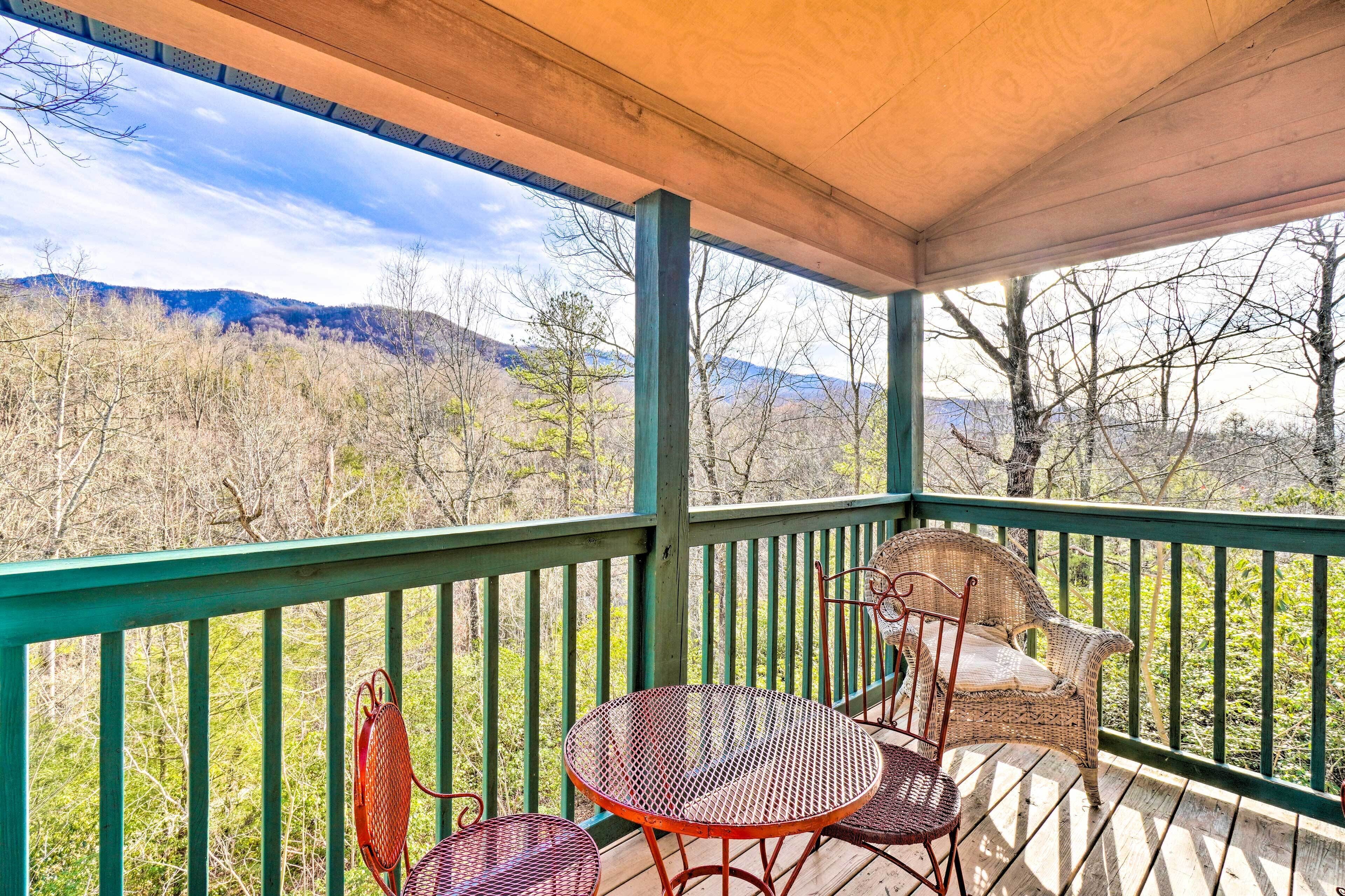 Gatlinburg Cabin Getaway w/ Mountain Views!