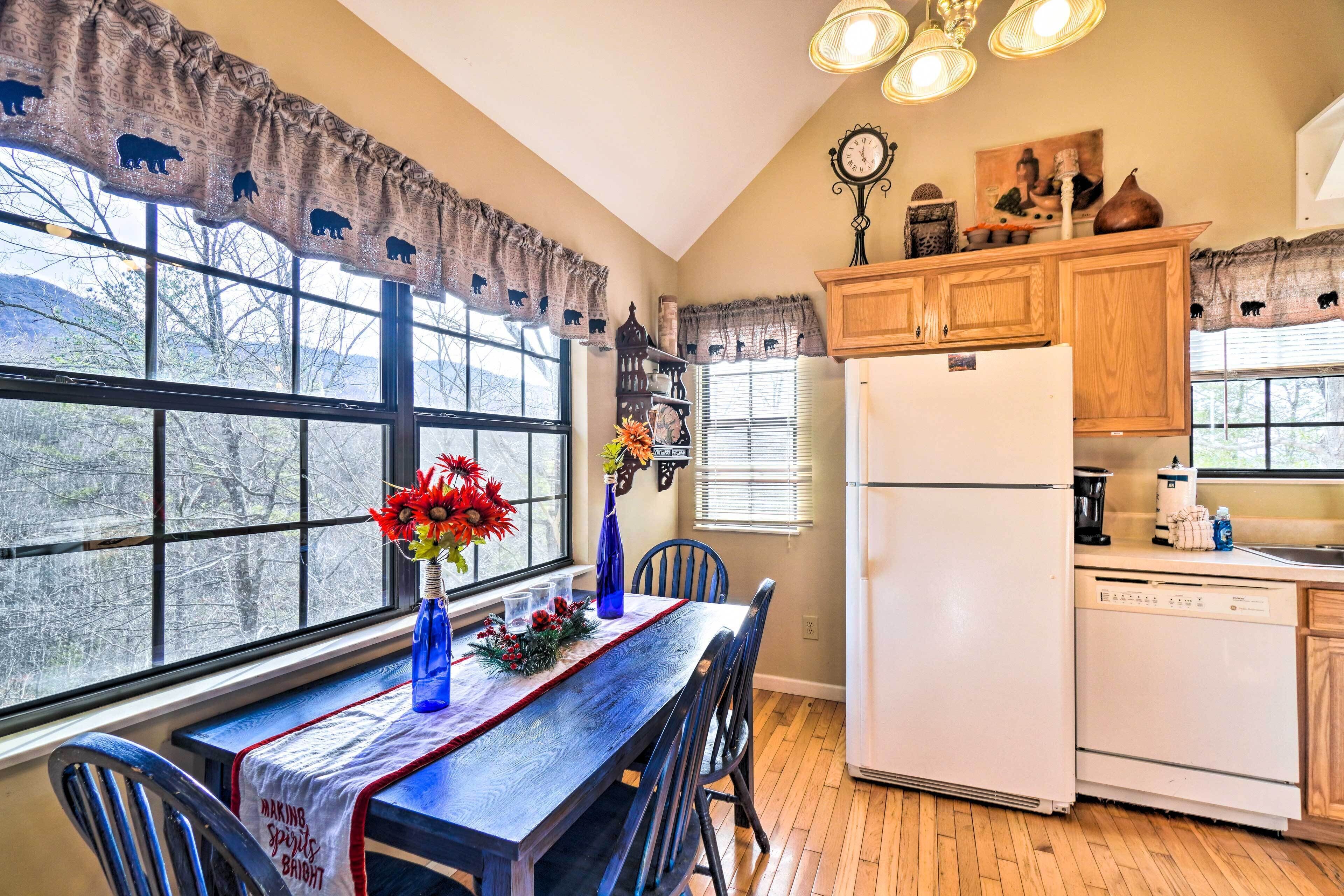 Gatlinburg Cabin Getaway w/ Mountain Views!