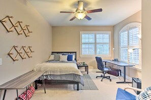 2 bedrooms, bed sheets - Gorgeous Plano Townhome w/ Patio & Grill! (Plano)