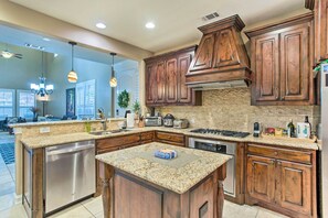 Apartment (2 Bedrooms) | Interior - Gorgeous Plano Townhome w/ Patio & Grill! (Plano)