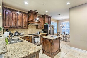 Apartamento (2 Bedrooms) | Cozinha privada | Micro-ondas, fogão, cooktop, lava-louças