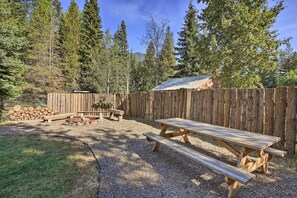 Outdoor dining - Dog-friendly Noxon Abode - 10 Mi to River! (Noxon)