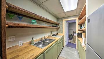 Microwave, blender, penggiling kopi, dan peralatan masak/sendok-piring