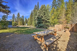 Outdoor dining - Dog-friendly Noxon Abode - 10 Mi to River! (Noxon)
