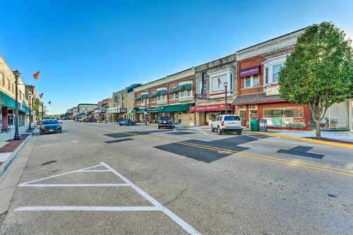 Downtown Rochelle Apt - Walk to Restaurants!