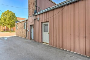 Interior - Downtown Rochelle Apt - Walk to Restaurants! (Rochelle)