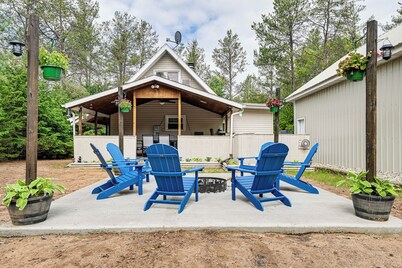 Walk to Castle Rock County Park: Rustic Cabin