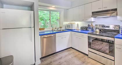 Cozy Lincoln Condo ~ 1 Mi to Loon Mountain!