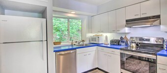 Cozy Lincoln Condo ~ 1 Mi to Loon Mountain!