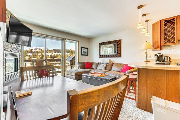 Apartment (3 Bedrooms) | Living area | Books