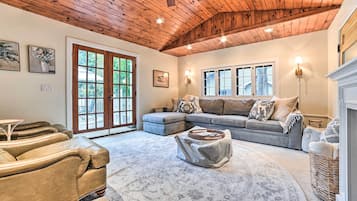 House (5 Bedrooms) | Interior