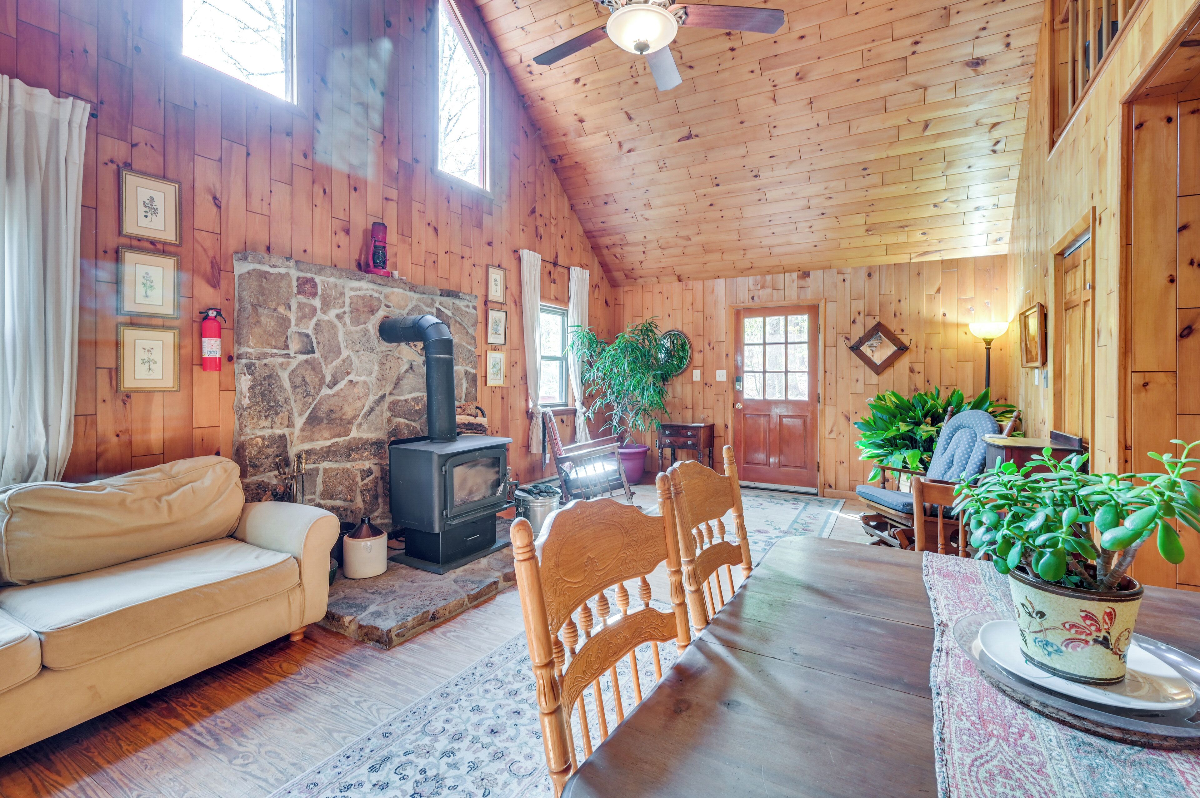 Cozy Cacapon Getaway: 5 Mi to Prospect Peak!