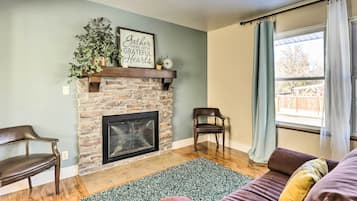 House (4 Bedrooms) | Living area | TV, fireplace, table tennis, books
