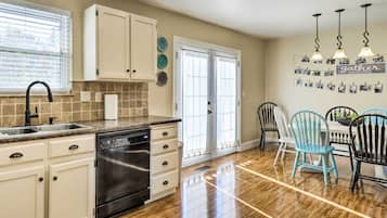 Rumah (4 Bedrooms) | Dapur pribadi | Microwave, oven, kompor, dan mesin pencuci piring