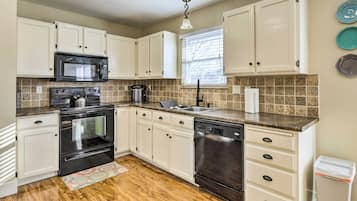 Rumah (4 Bedrooms) | Dapur pribadi | Microwave, oven, kompor, dan mesin pencuci piring