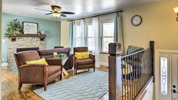 TV, perapian, meja tenis meja, dan buku