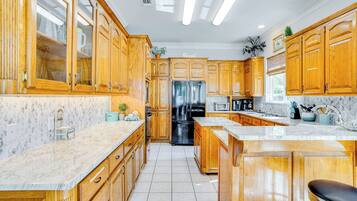 House (5 Bedrooms) | Interior