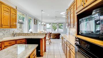 House (5 Bedrooms) | Interior