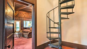 House (6 Bedrooms) | Interior