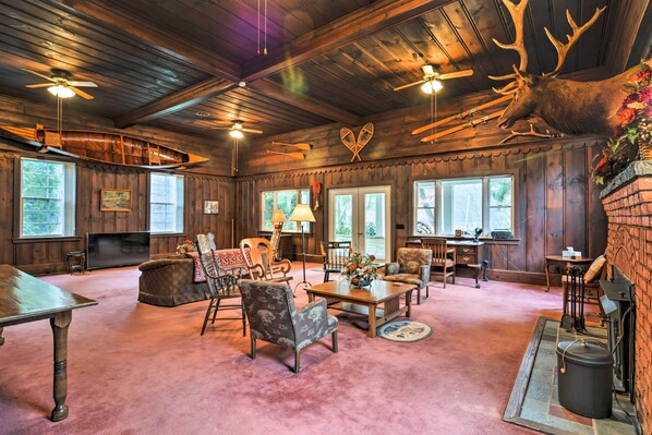 House (6 Bedrooms) | Interior